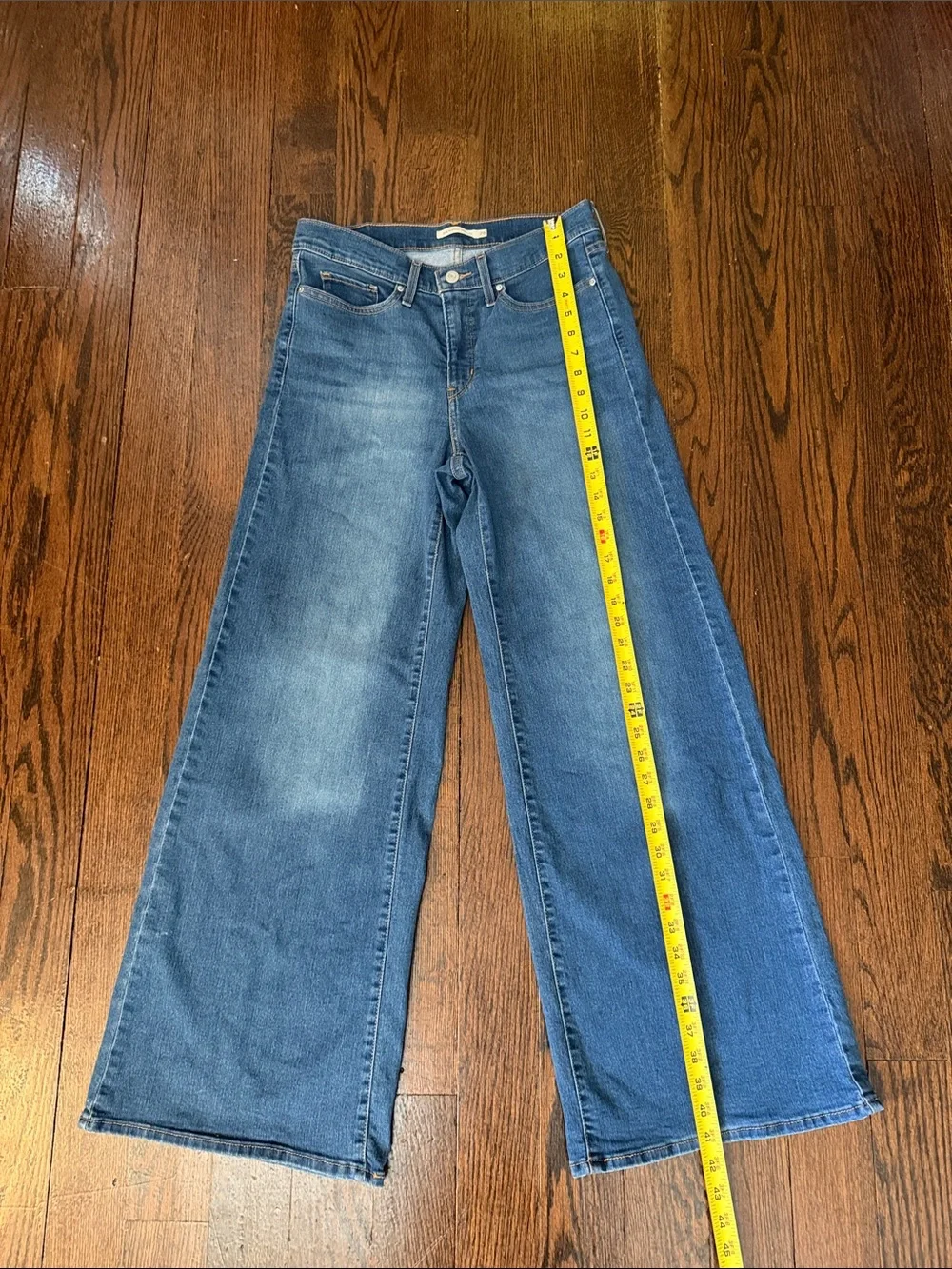 Levi’s 318 shaping Wide Leg Women’s Jeans in Medium Blue size 29